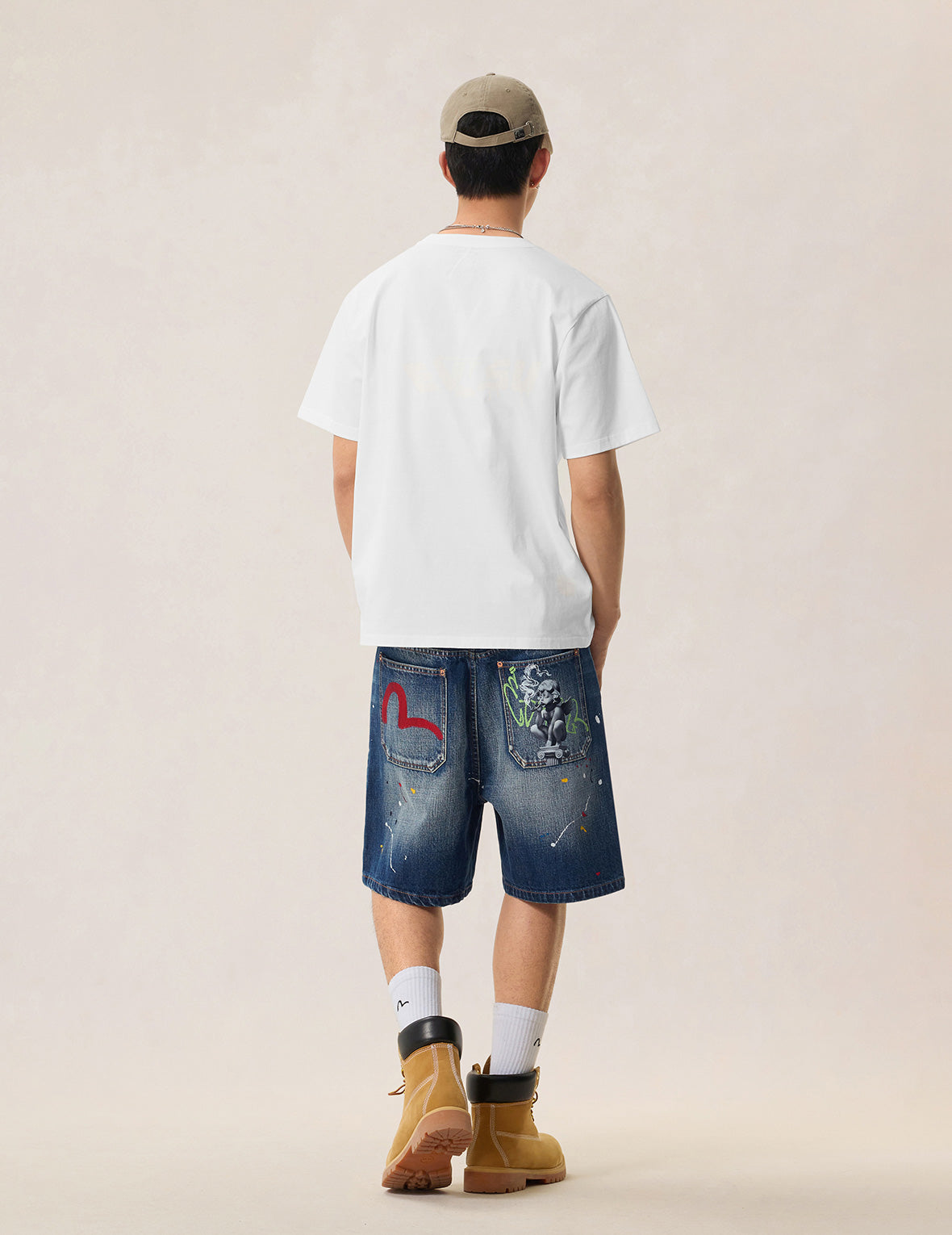 天使とエアロゾルスプレーペイントプリントTシャツ