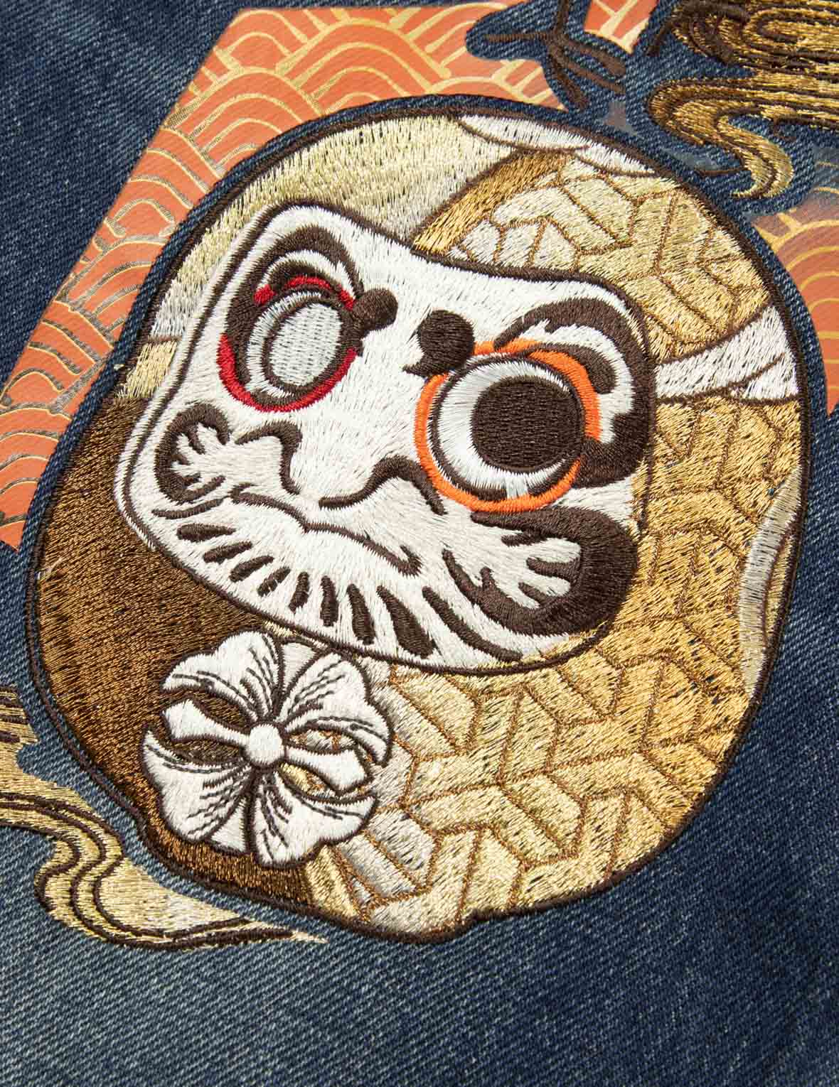花札だるま刺繍のキャロットフィットデニムジーンズ＃2017 – EVISU