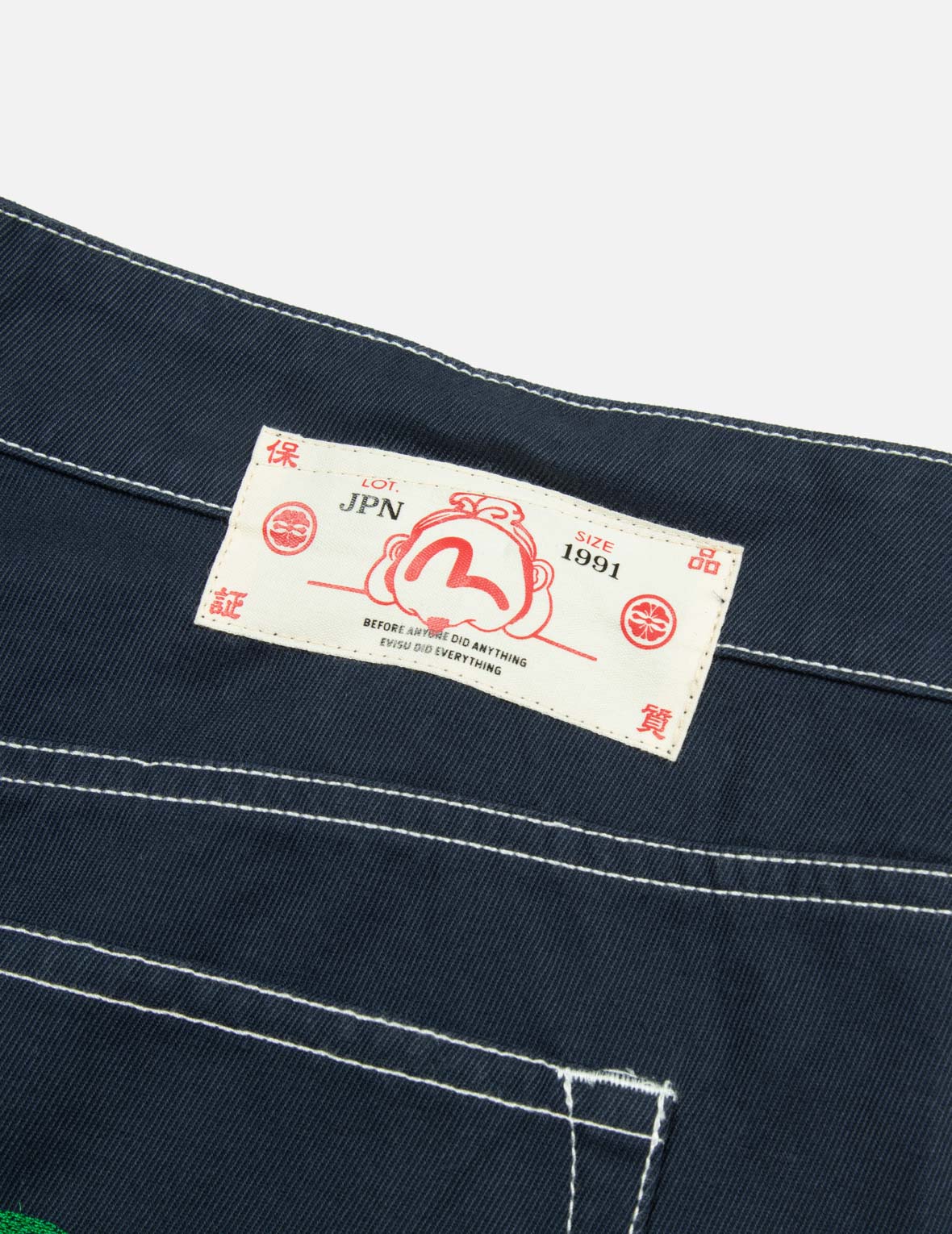 カモメ刺繍とコントラストステッチのストレートフィットカーゴパンツ 