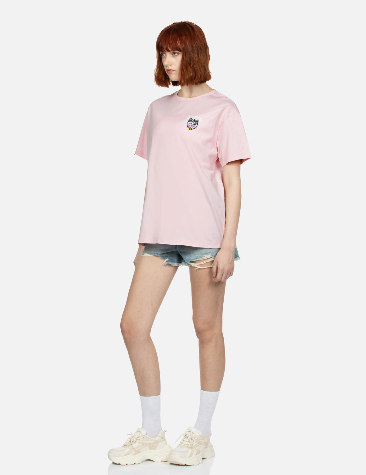 ロゴプリントと招き猫刺繍バッジ ボーイフレンドTシャツ – EVISU