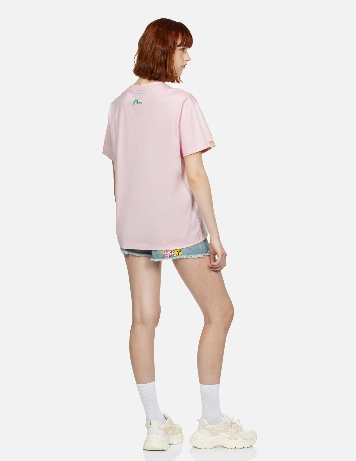 ロゴプリントと招き猫刺繍バッジ ボーイフレンドTシャツ – EVISU