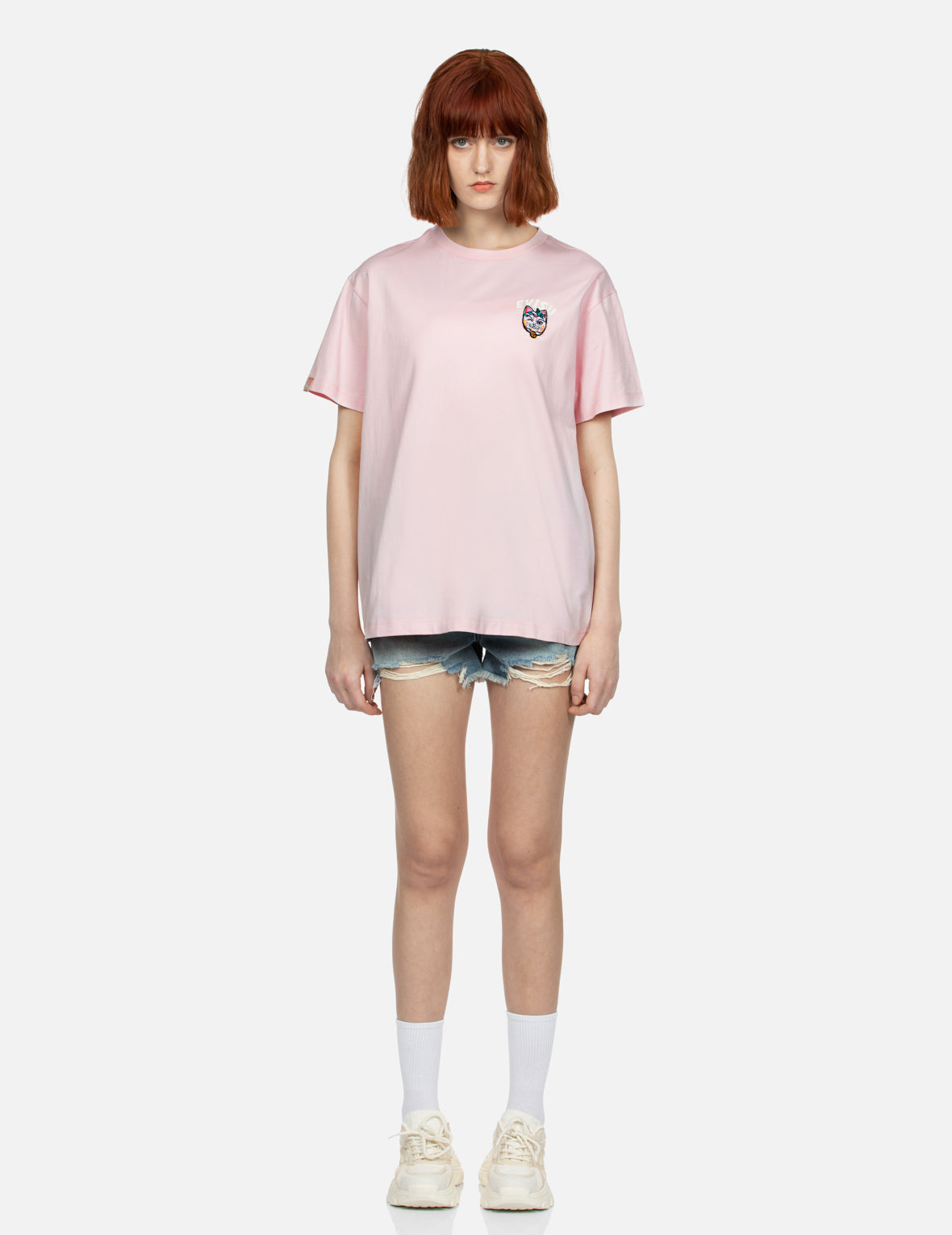 ロゴプリントと招き猫刺繍バッジ ボーイフレンドTシャツ – EVISU