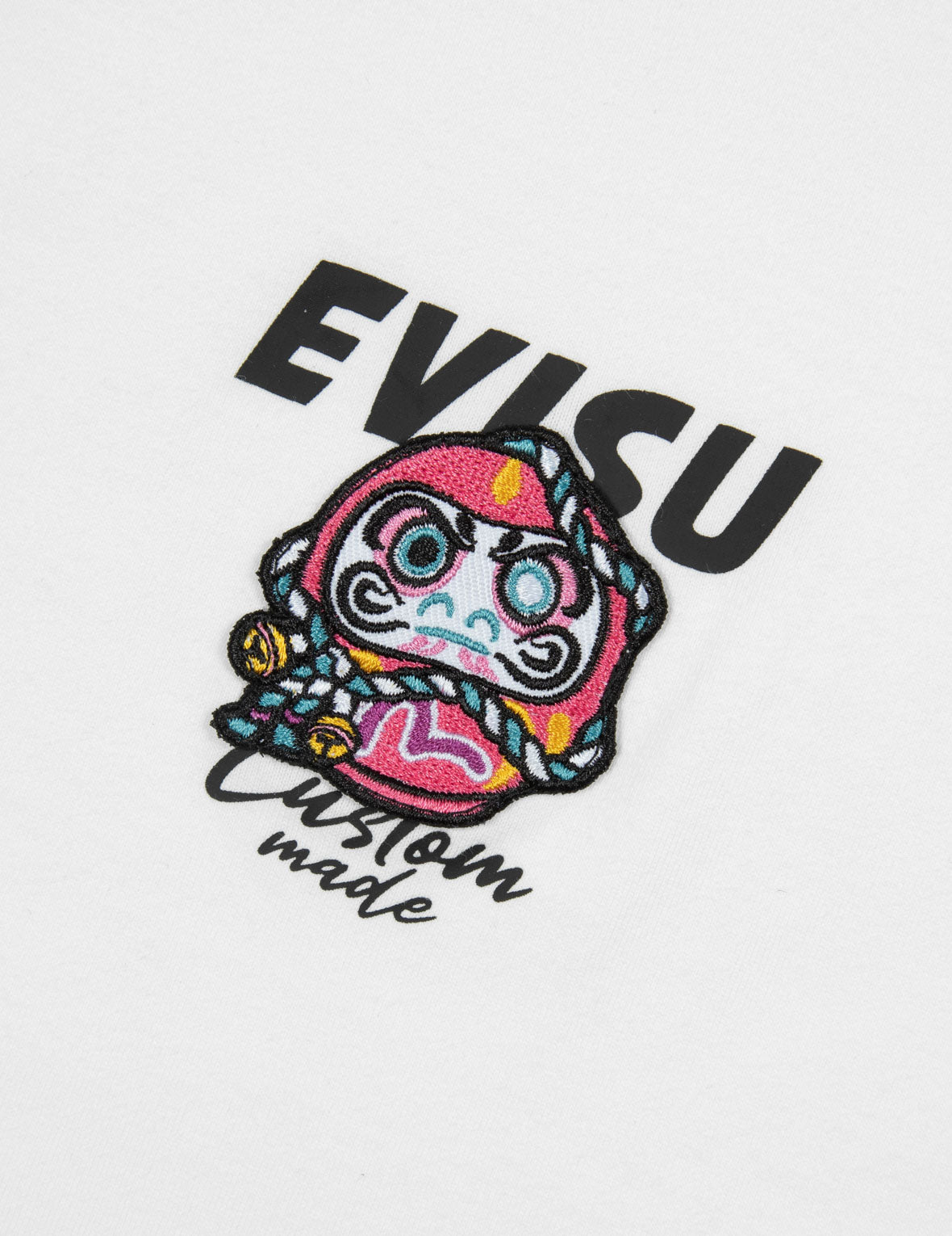 ロゴプリントとだるま刺繍バッジ ボーイフレンドTシャツ – EVISU